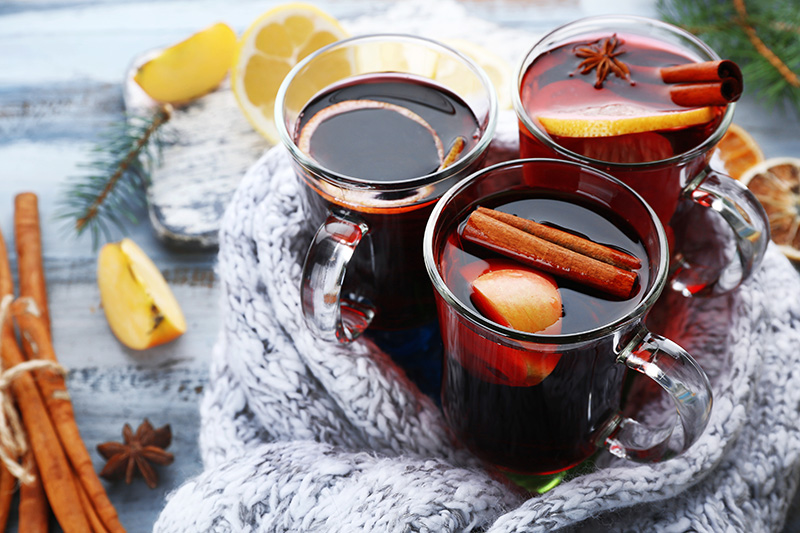 Drei Gläser mit Glühwein